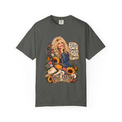 Dolly Parton T‑Shirt Portrait with 'Smile' Quote